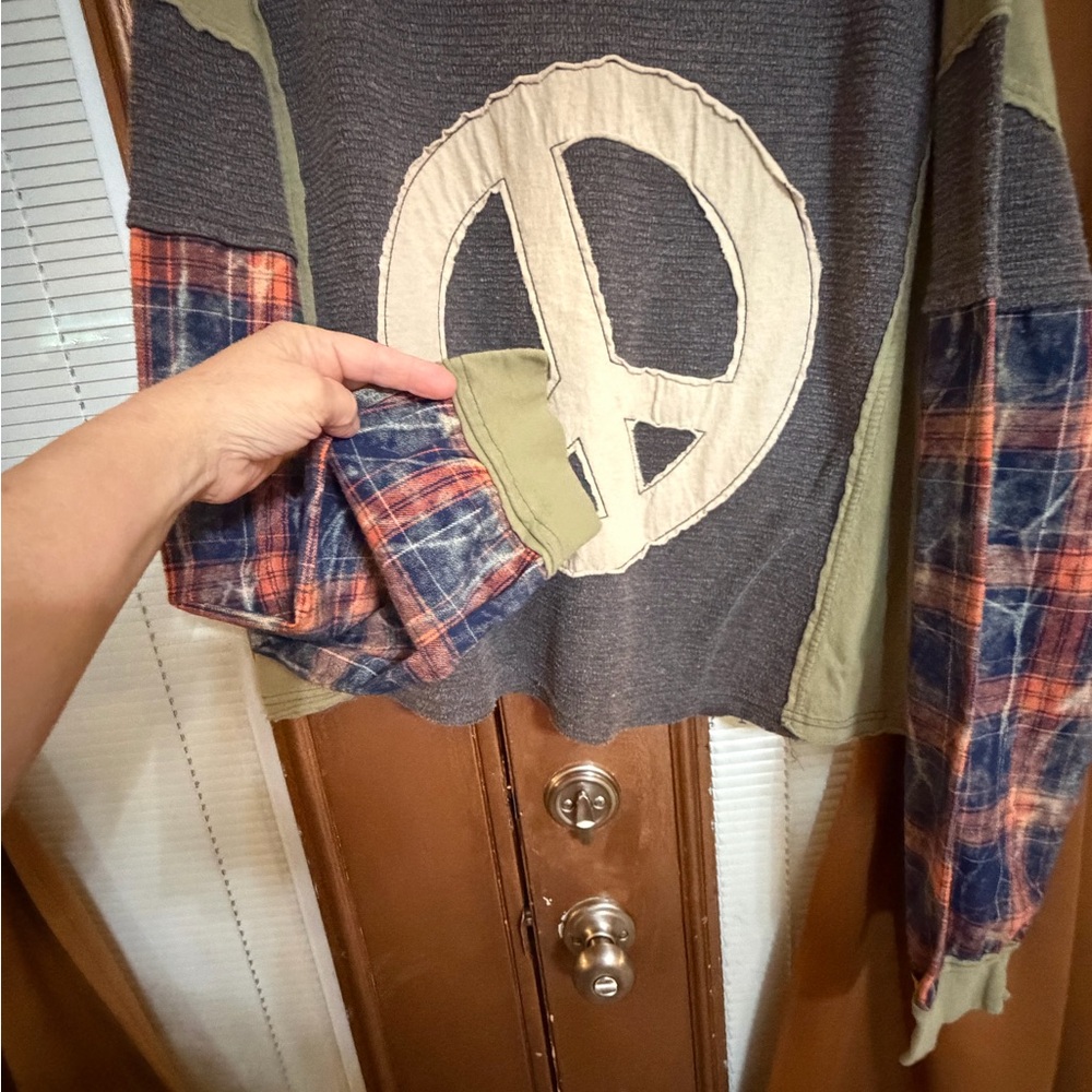Long sleeve top size medium, but loose fit - Picture 3 of 6